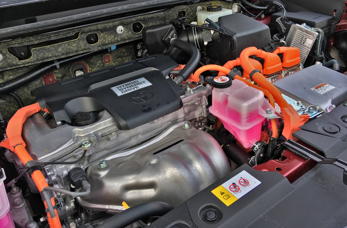 Rum för två motorer - Toyota RAV4 Hybrid
