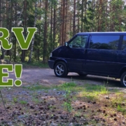 VW Caravelle i skogen